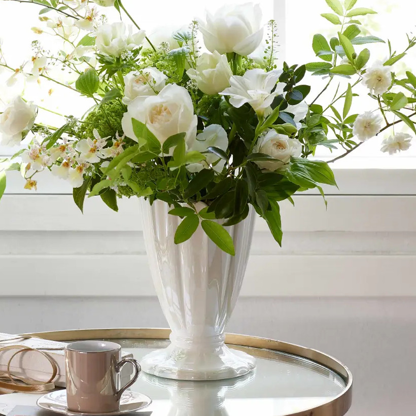 シンプルで清潔感のあるホワイトベースの花瓶