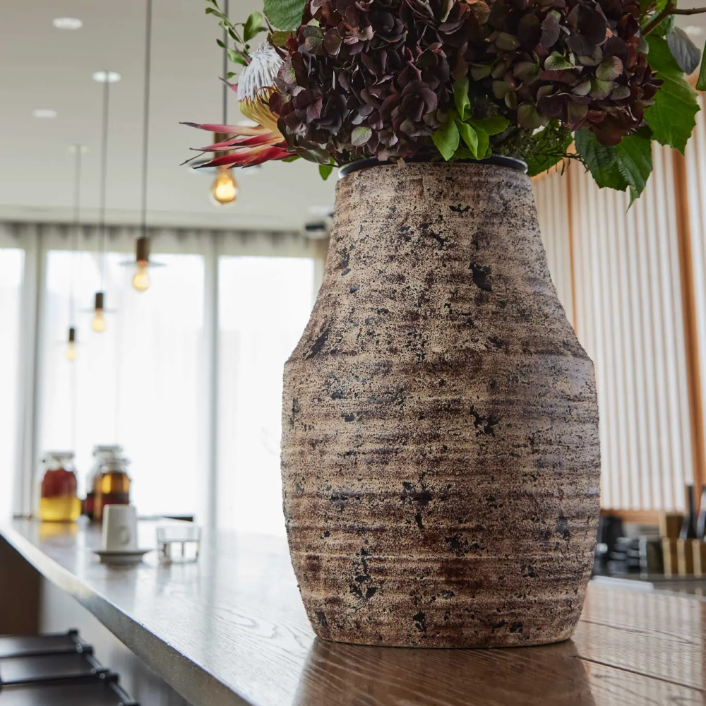 和洋様々な空間に使える大型の花器