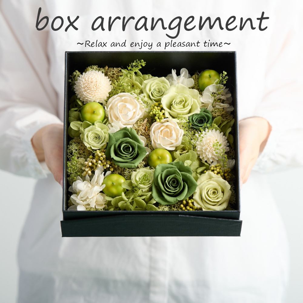 青りんごがアクセントの爽やかなアレンジボックス（L）