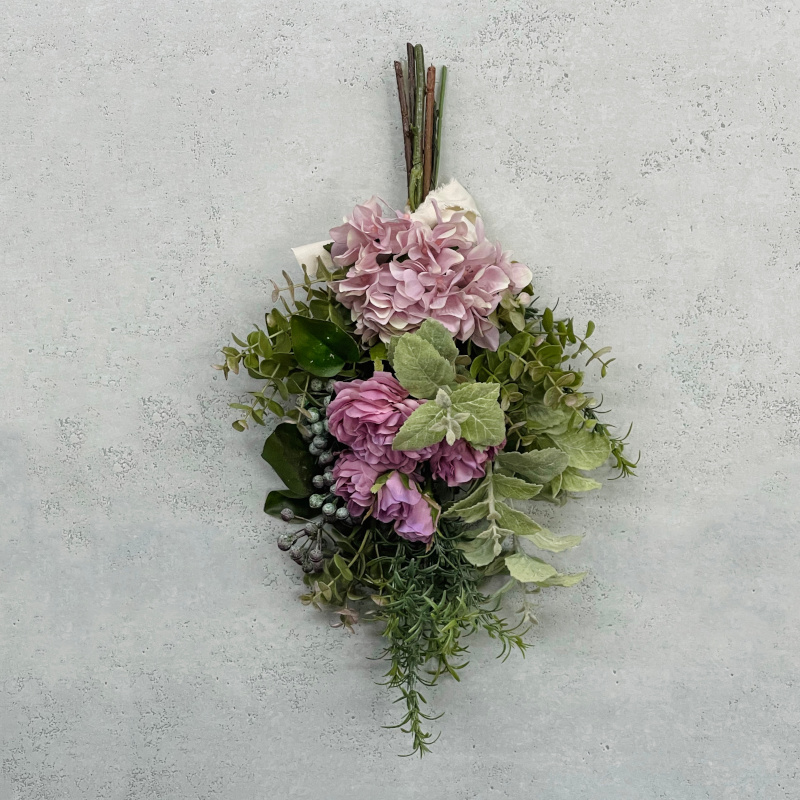 ラナンキュラスとアジサイのスワッグ（アーティフィシャル）