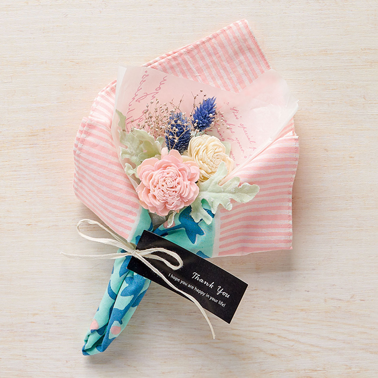 ソラフラワーとハンカチを使ったブーケアレンジメント（ピンク）