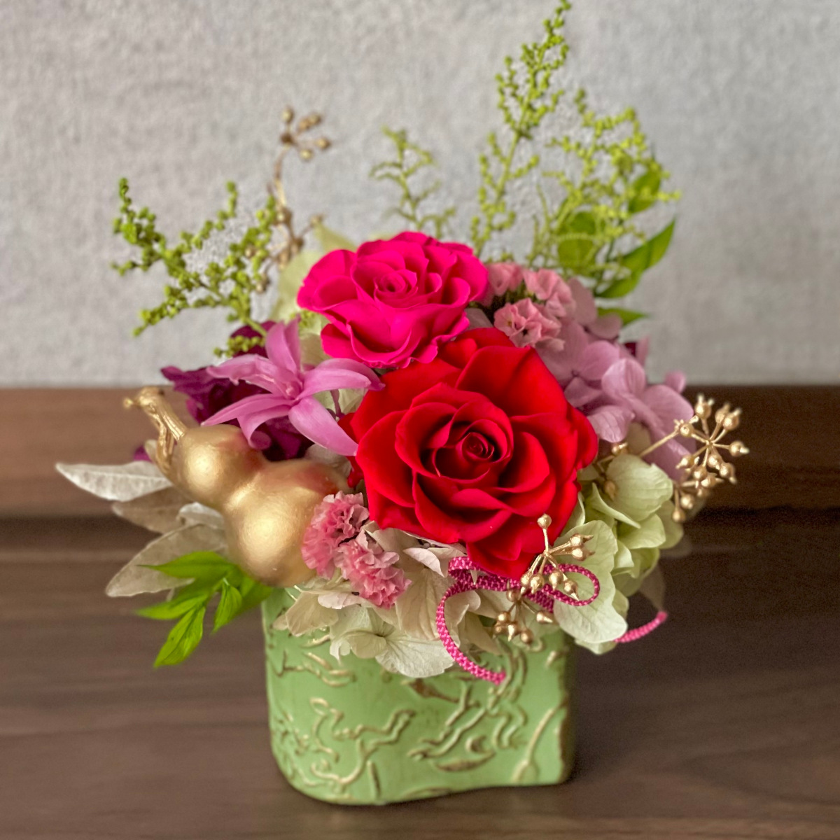 福を招く豆ひょうたんを使ったアレンジメント（ローズ/レッド）