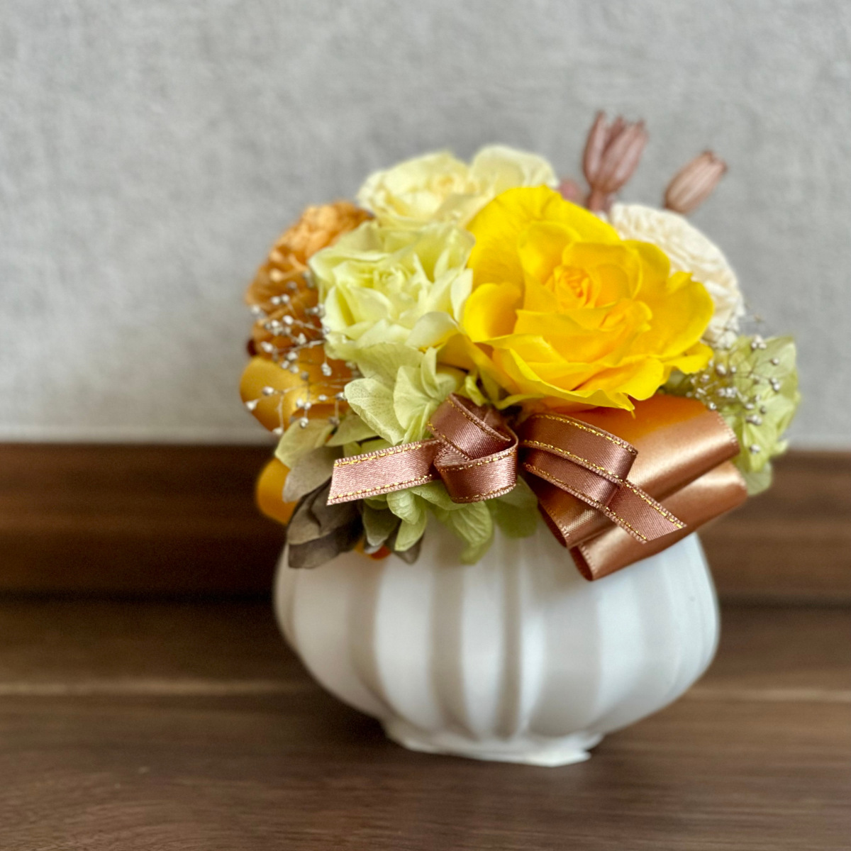 可愛いくデザインしたプリザーブドアレンジメント（イエロー）