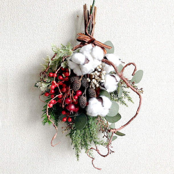 ワタの実と木の実のスワッグ