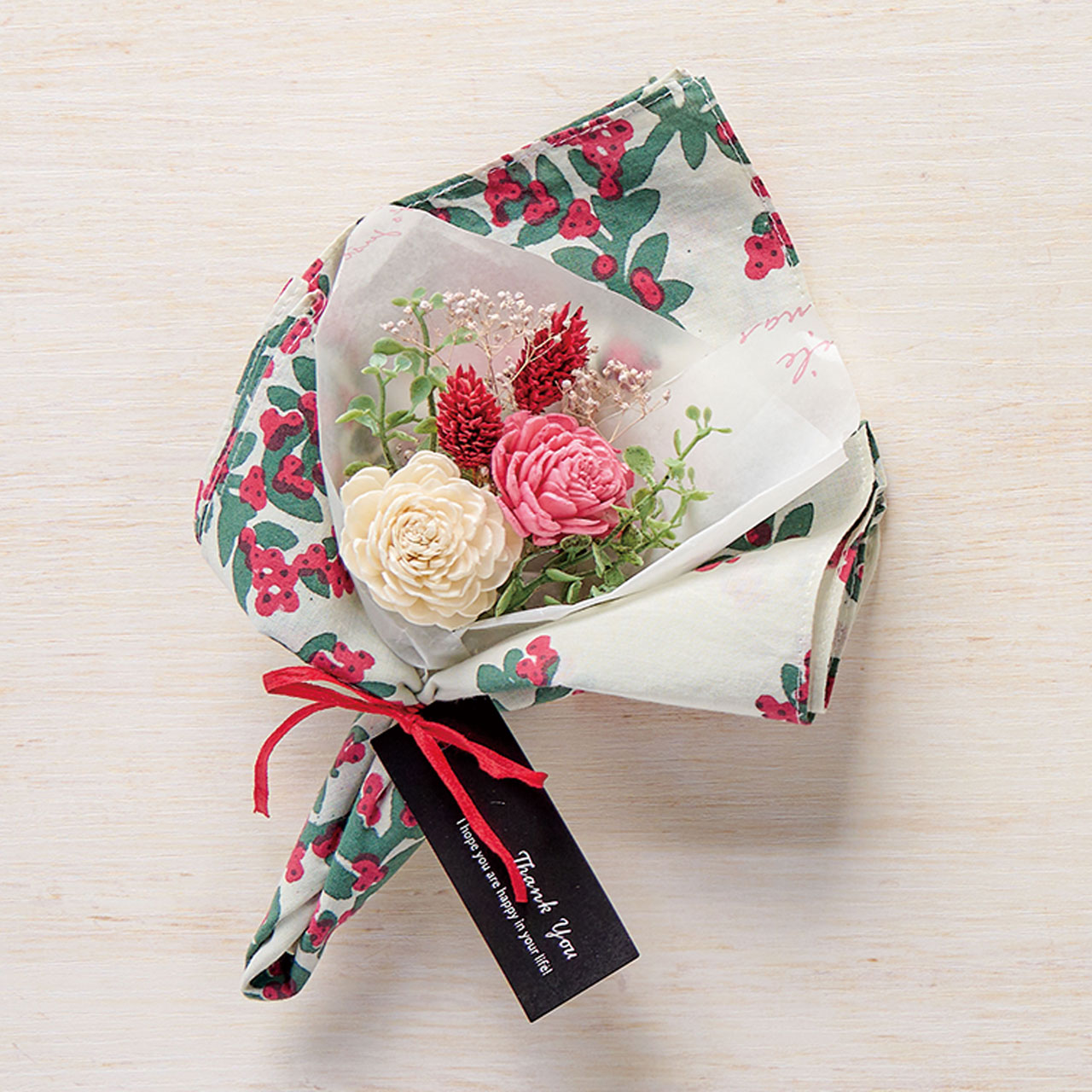 ソラフラワーとハンカチを使ったブーケアレンジメント（レッド）