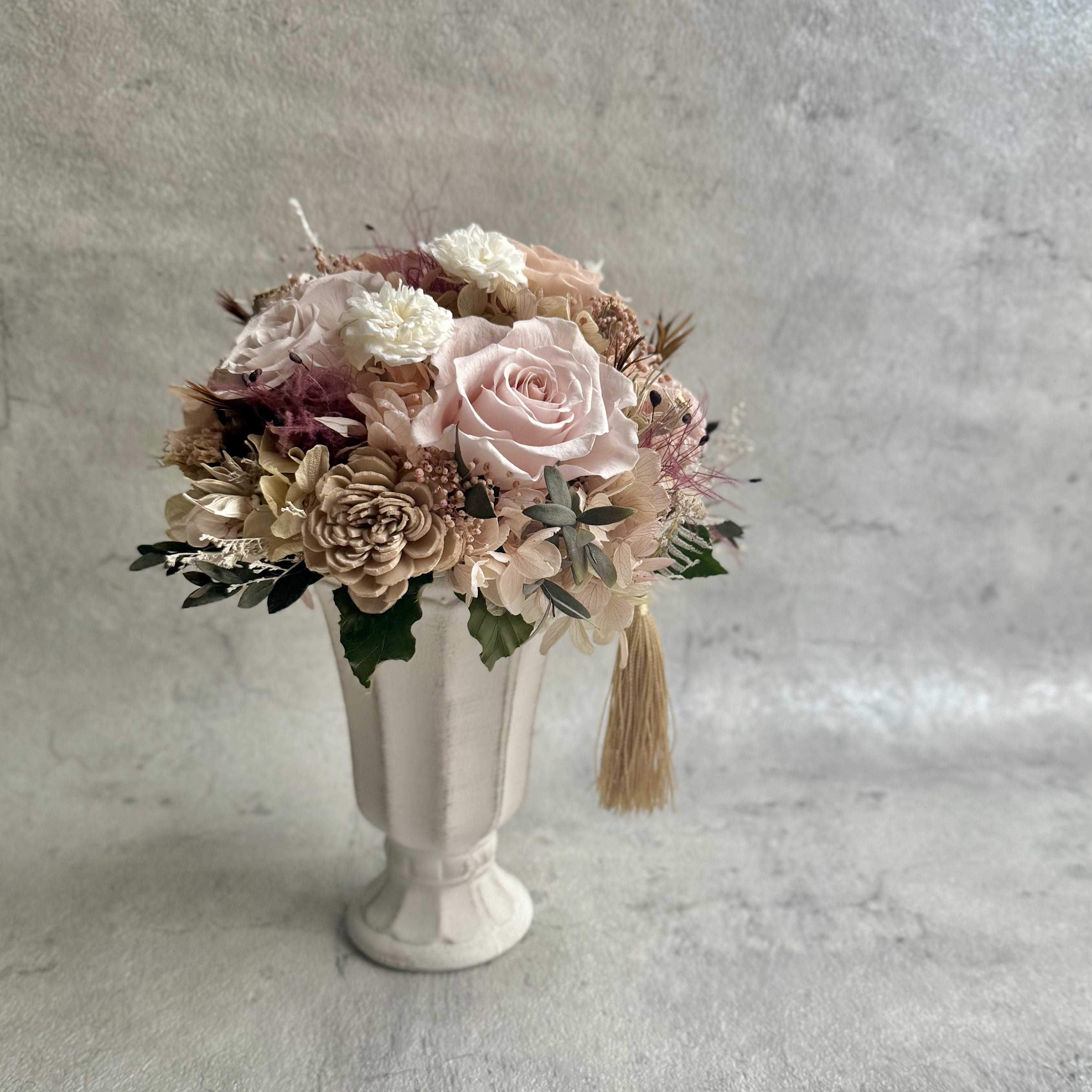 ピンクベージュのアンティーク風タッセルアレンジ