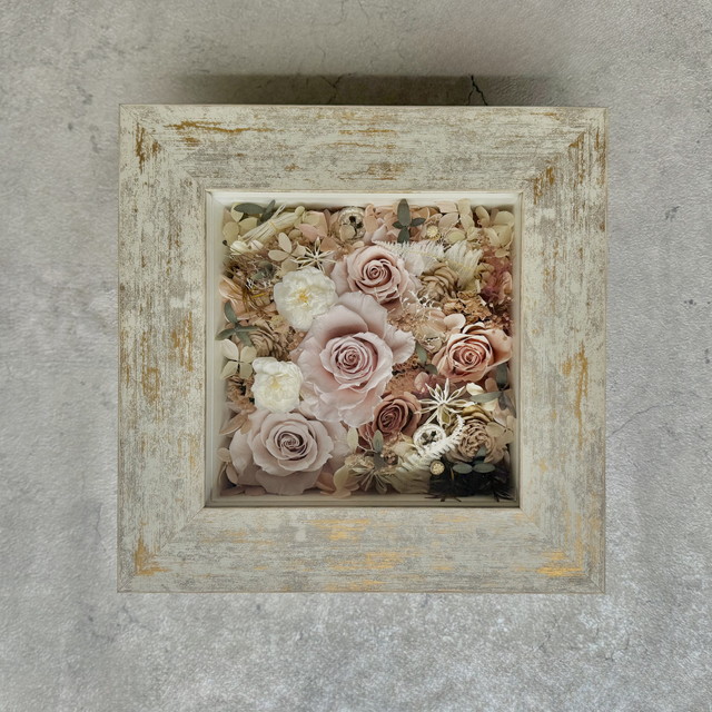 ピンクベージュのアンティーク風フレームアレンジ